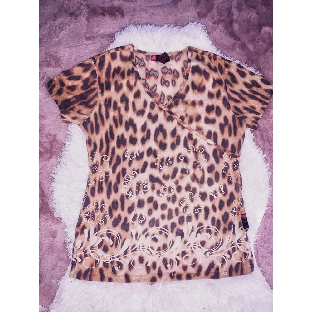 🆕🐆🌟Insp. Cheetah V-Neck No Pocket Scrub🌟🐆🆕
